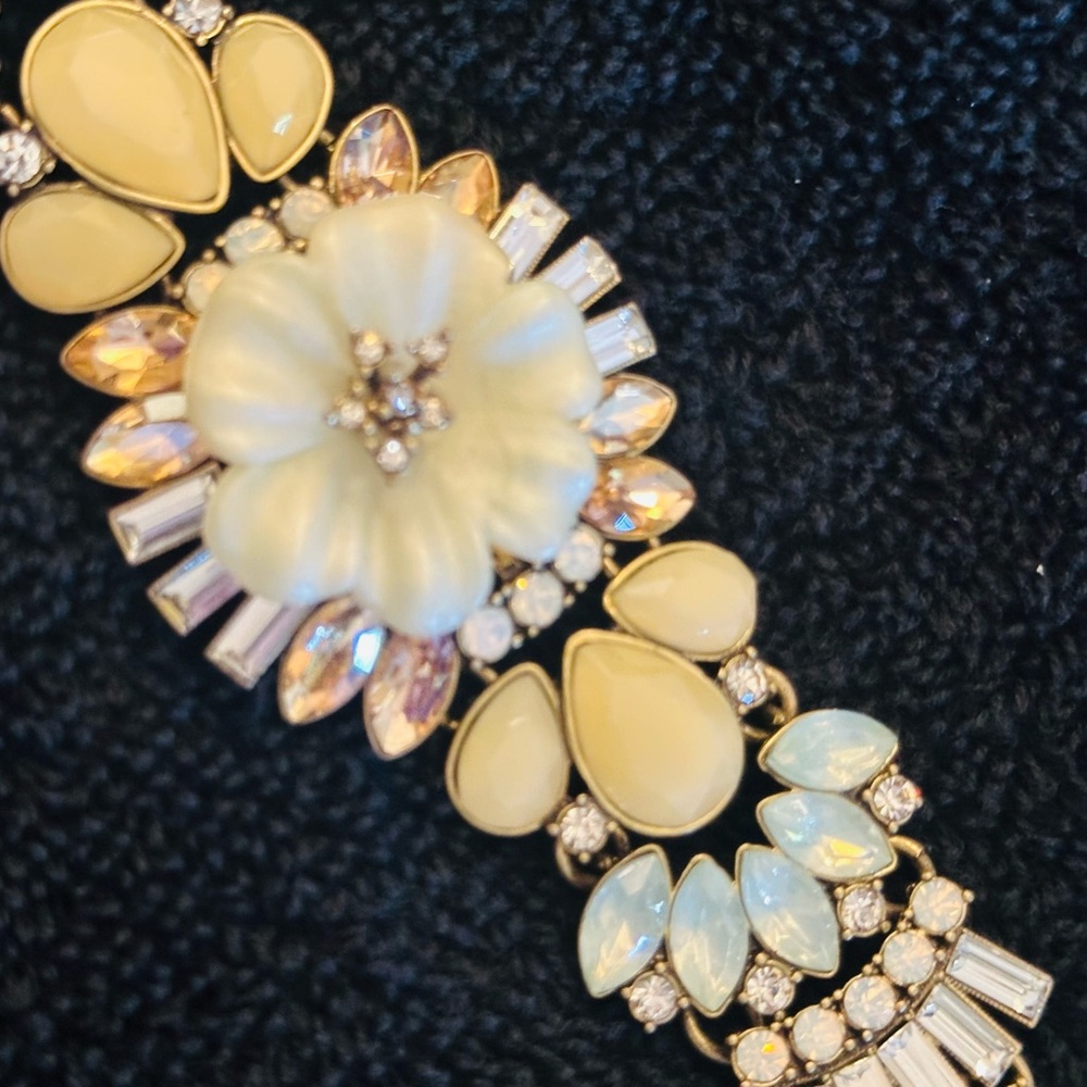 Lovely Chloe + Isabel Crystal Floral Bracelet of Beautiful Pale Colors - Picture 2 of 8